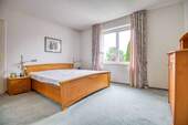 Schlafzimmer 1 DG - 7 Zimmer Einfamilienhaus in Neubrandenburg