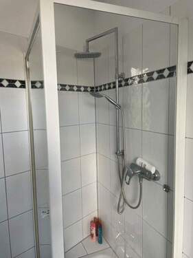 Separate Dusche im Bad - 
