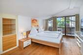 Schlafzimmer mit Zugang zur Loggia 