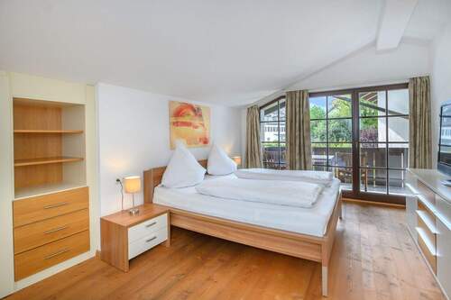 Schlafzimmer mit Zugang zur Loggia 