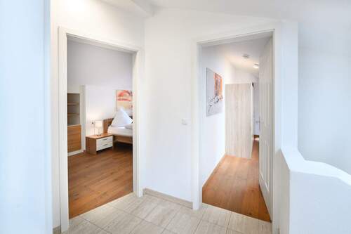 Blick Richtung (Schlaf-)Zimmer mit Dielenboden 