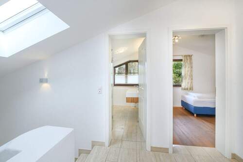 Blick Richtung Bad und Zimmer 