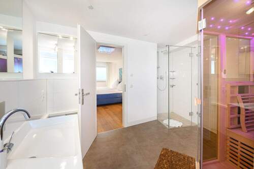 Modernes Bad mit Dusche 