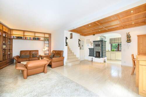 Offener Wohnraum mit Kachelofen 