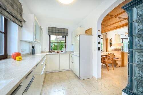 Moderne, offene Küche mit hochwertigen Elektrogerä - 