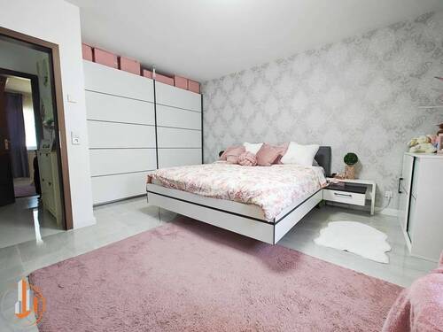Schlafzimmer mit Zugang zum Bad - 