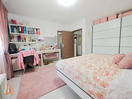 Schlafzimmer mit Zugang zum Bad - 