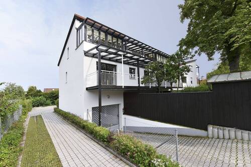 Zufahrt Stellplätze und Tiefgarage - zentral und selten: 3-Zimmer-DG-Wohnung mit zwei Terrassen