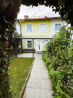 Vorderseite Haus - Reihenmittelhaus mit Garage - 760.000,00 EUR Kaufpreis, ca.  80,00 m² Wohnfläche