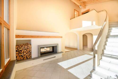 Kaminzimmer mit Treppe - 