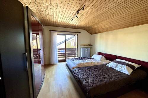 Schlafzimmer mit direktem Zugang zum Balkon im OG - 