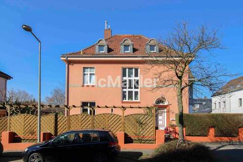 Hausansicht - Geräumige Doppelhaushälfte mit großer Raumvielfalt und 7 Zimmern