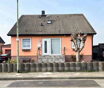 Außenansicht
- Freistehendes Einfamilienhaus*gute Lage*große Garage*schöner Garten