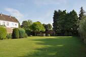 Blick in den hinteren Garten - 7 Zimmer Doppelhaushälfte zum Kaufen in Duisburg