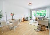 Wohnzimmer mit Balkon - 2 Zimmer Etagenwohnung in Hamburg