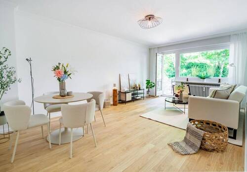 Wohnzimmer mit Balkon - 2 Zimmer Etagenwohnung in Hamburg