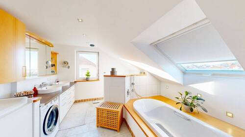 Badezimmer mit Wanne & Dusche - 