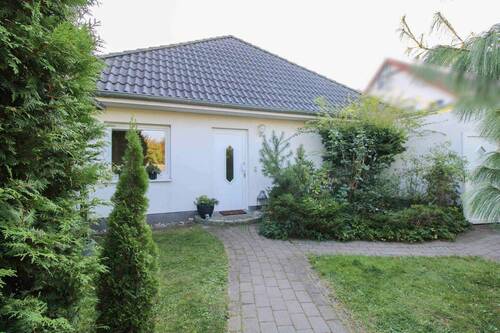 Eingang - Gemütlicher Bungalow mit Kamin und Naturblick - Raum für Ihre Ideen im Obergeschoss