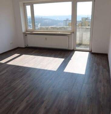 Wohnzimmer mit Zugang Balkon - 3 Zimmer Etagenwohnung in Würzburg