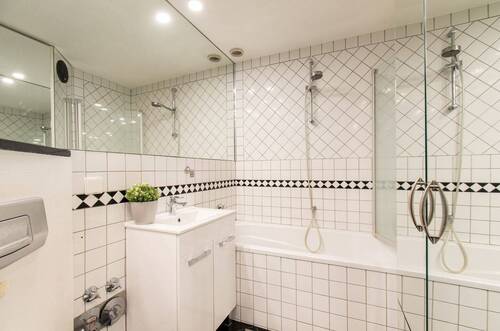 Vollbad mit viel Spiegelfläche.jpg - 