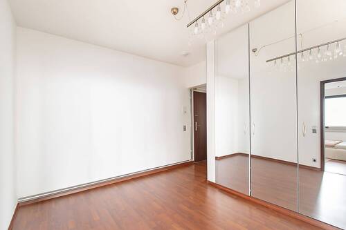 Die Diele zur Eingangstür mit herrlich viel Schrankraum.jpg - 