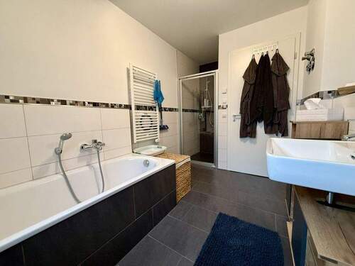 Bad mit Dusche und Badewanne - 