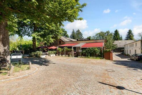 Dorfplatz - Mehrfamilienhaus, Wohnhaus mit 1,00 m&sup2; in Berlin zum Kaufen