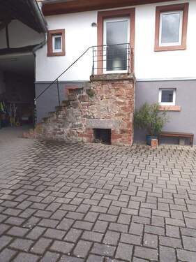 Pkw-Stellplatz + Eingang.jpg - 2 Zimmer Etagenwohnung zur Miete in Weinheim