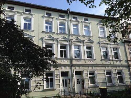 Straßenansicht - Sehr schöne 2 Raum Wohnung mit Balkon, Bad mit Dusche, Wanne