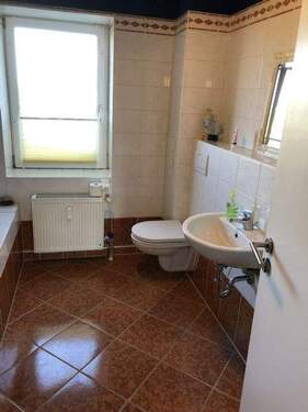 Bad - Etagenwohnung mit 71,00 m&sup2; in Bernburg zur Miete