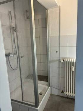 Bad mit Dusche - 