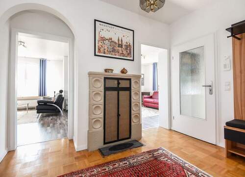 Flur mit Kachelofen.jpg - 3 Zimmer Etagenwohnung in Neustadt an der Weinstraße