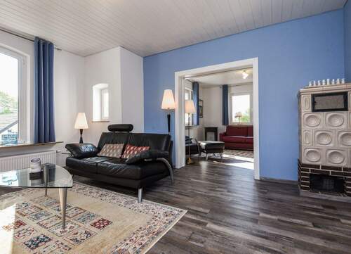 Zimmer 1 mit Kachelofen.jpg - Etagenwohnung mit 91,00 m&sup2; in Neustadt an der Weinstraße zur Miete