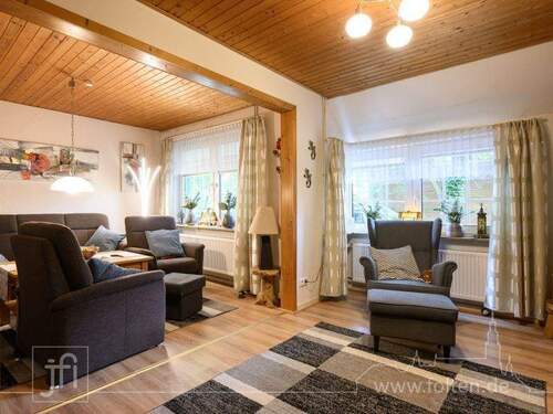 Wohn- und Fernsehzimmer - 7 Zimmer Einfamilienhaus zum Kaufen in Jemgum