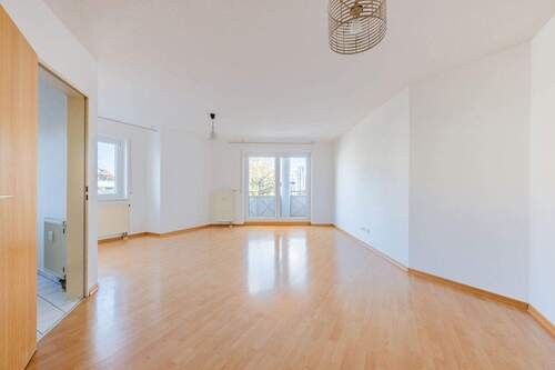 Wohnbereich - 2 Zimmer Etagenwohnung zum Kaufen in Singen