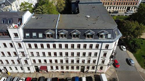 Gebäudeansicht - Cityflair trifft Wohnkomfort - Stilvolle 2-Raum-Wohnung mit Balkon