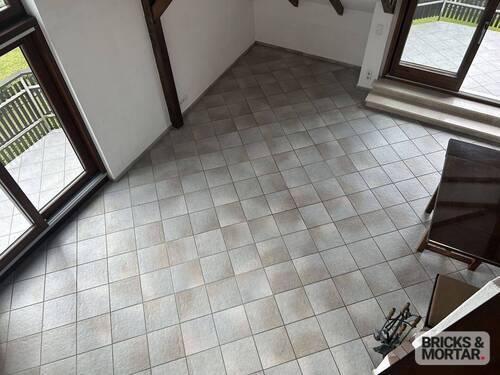 Wohnzimmer von Empore - 3 Zimmer Etagenwohnung zum Kaufen in München