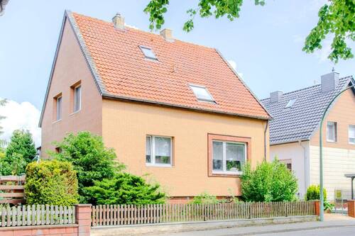 Außenansicht - Viel Platz für eigene Ideen: Sanierungsbedürftiges Einfamilienhaus mit großem Garten!