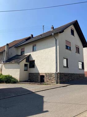 Hausansicht - Top-Gelegenheit! Einfamilienhaus mit Scheune und großem Grundstück in Spall zu verkaufen!