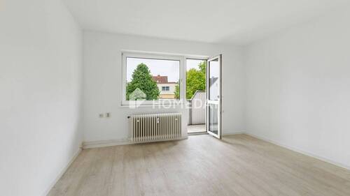 Wohnzimmer 1 - Neu sanierte 3-Zimmer-Wohnung mit überdachtem Balkon in ruhiger Lage