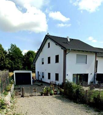 Komplettansicht - Doppelhaushälfte mit Loft im DG, Garten und Garage *von privat*