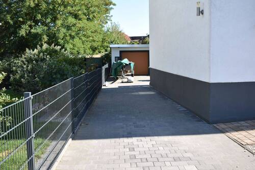 Einfahrt - 4 Zimmer Doppelhaushälfte zum Kaufen in Neukieritzsch