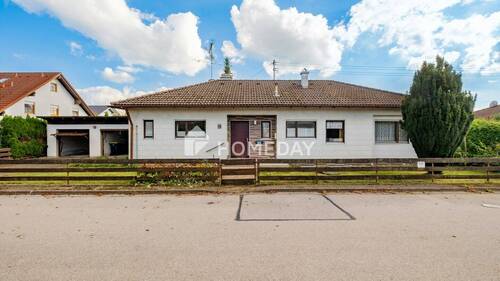 Außenansicht 1 - Zeitloser Bungalow in ruhiger Lage mit Renovierungsbedarf