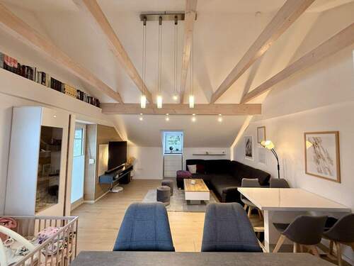 Wohnbereich Sichtdachstuhl - 2 Zimmer Etagenwohnung zum Kaufen in Trostberg