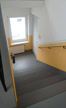 gepflegter Hausflur mit WC - 