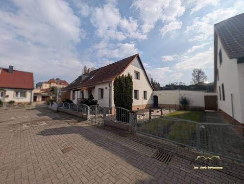 Hausansicht Vorne - 3 Zimmer Doppelhaushälfte zum Kaufen in Holzweißig