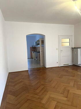 Wohnzi. -> Küche / Tür - 2 Zimmer Etagenwohnung zum Kaufen in München