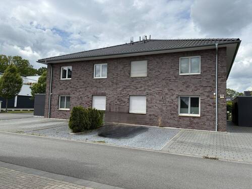 Hausansicht - 3 ZKB Wohnung in ruhigem Wohngebiet im Obergeschoß