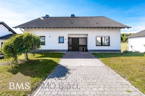 Bild 1 - Freistehendes Wohnhaus mit zwei separaten Wohneinheiten!