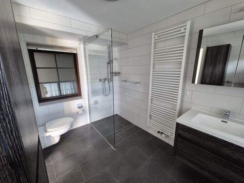 Bad 1 Barrierefrei und Fenster - 